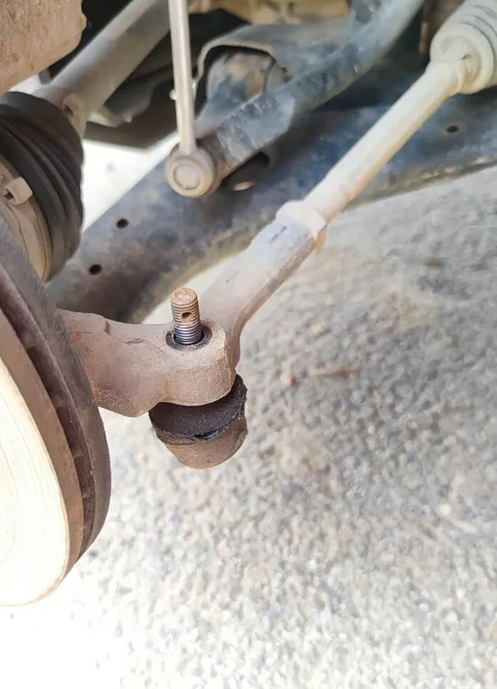 bad lower ball joint symptoms